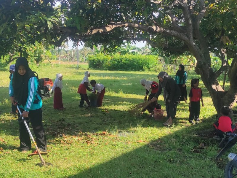 Bersih-Bersih Halaman Sekolah